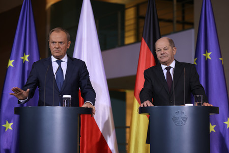 １２日、ベルリンで共同記者会見するポーランドのトゥスク首相（左）とドイツのショルツ首相（ＥＰＡ時事）