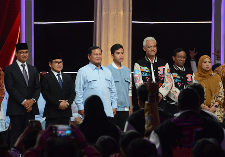 インドネシア大統領選の最後の討論会終了後、壇上に並ぶアニス前ジャカルタ特別州知事（左端）、プラボウォ国防相（左から３人目）、ガンジャル前中ジャワ州知事（同５人目）ら＝４日、ジャカルタ
