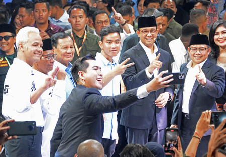 インドネシア大統領選の第１回討論会終了後、記念撮影に臨む候補者ら＝２０２３年１２月、ジャカルタ