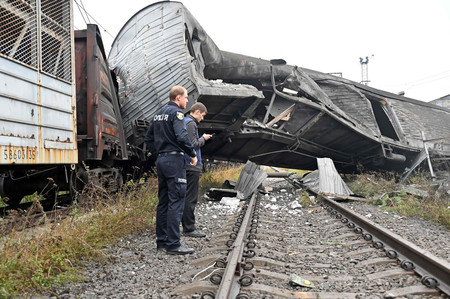 ロシア軍の攻撃を受けた貨物列車＝２０２２年９月、ウクライナ北東部ハリコフ（ＡＦＰ時事）