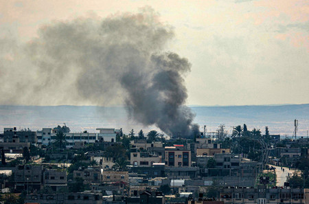 １３日、パレスチナ自治区ガザ南部ラファで、イスラエル軍の爆撃を受けて立ち上る黒煙（ＡＦＰ時事）