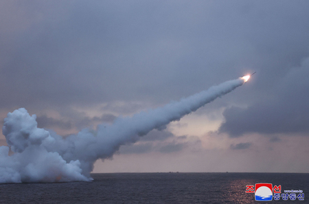 北朝鮮が１月２８日に実施した新型「潜水艦発射戦略巡航ミサイル」の発射実験（朝鮮通信・時事、資料写真）