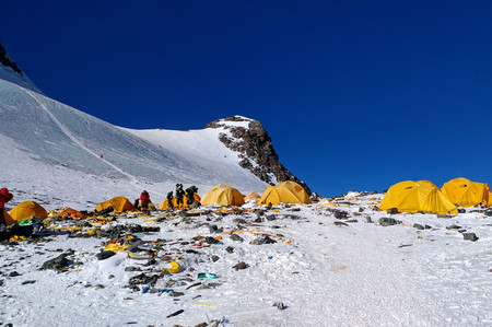 世界最高峰エベレストのキャンプ４に散乱する登山装備やごみ＝２０１８年５月（ＡＦＰ時事）