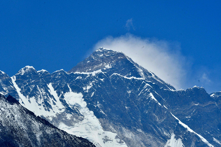 ネパール東部ソルクンブ郡から臨むエベレスト＝２０２１年４月（ＡＦＰ時事）
