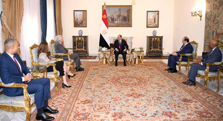 １３日、カイロで、米中央情報局（ＣＩＡ）のバーンズ長官（左から３番目）と会談するエジプトのシシ大統領（中央）（エジプト大統領府が公開）（ＡＦＰ時事）
