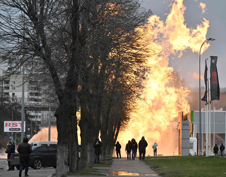ロシアのミサイル攻撃を受け、ウクライナの首都キーウ（キエフ）市街で上がる炎＝１月２日（ＡＦＰ時事）