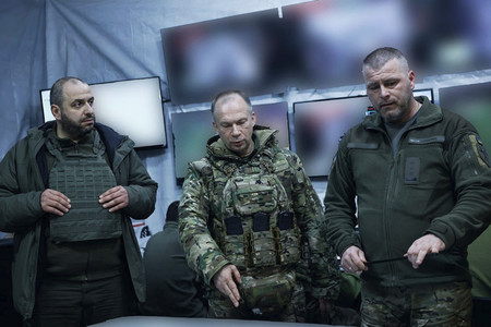 ウクライナ東部を視察するウメロフ国防相（左）とシルスキー軍総司令官（中央）＝撮影場所不明、ウクライナ軍が１４日提供（ＡＦＰ時事）
