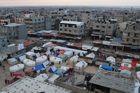 １４日、パレスチナ自治区ガザ南部ラファに並ぶ避難民のテント（ＡＦＰ時事）