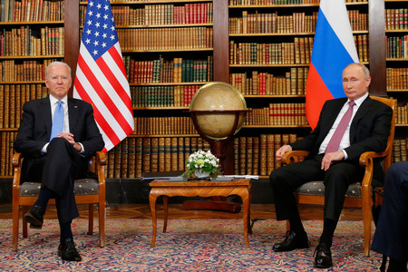 会談するバイデン米大統領（左）とロシアのプーチン大統領＝２０２１年６月、ジュネーブ（ＡＦＰ時事）