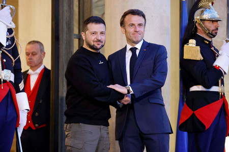 ウクライナのゼレンスキー大統領（中央左）とフランスのマクロン大統領（同右）＝２０２３年５月、パリ（ＡＦＰ時事）