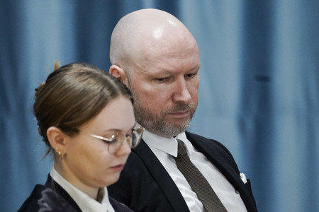 ノルウェー連続テロ事件の実行犯アンネシュ・ブレイビク受刑者（右）＝１月８日、オスロ近郊（ＡＦＰ時事）
