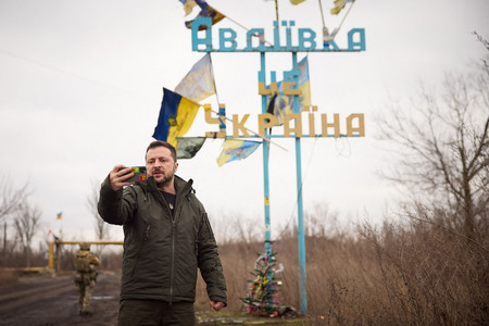 ウクライナのゼレンスキー大統領＝２０２３年１２月、ドネツク州アウディイウカ（大統領府提供）（ＡＦＰ時事）