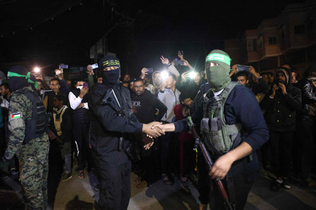 パレスチナのイスラム組織ハマス戦闘員ら＝２０２３年１１月、パレスチナ自治区ガザ南部ラファ（ＡＦＰ時事）