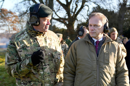 英陸軍のサンダース参謀総長（左）＝２０２３年１１月、東部ノーフォーク州（ＡＦＰ時事）