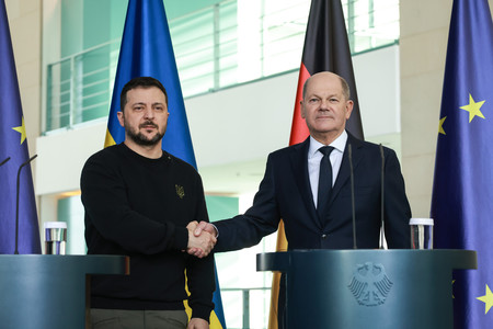 １６日、ベルリンで記者会見するウクライナのゼレンスキー大統領（左）とドイツのショルツ首相（ＥＰＡ時事）