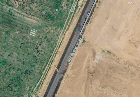 １５日、エジプトとパレスチナ自治区ガザ境界に建設中の壁＝米民間企業マクサー・テクノロジーズ提供（ＡＦＰ時事）