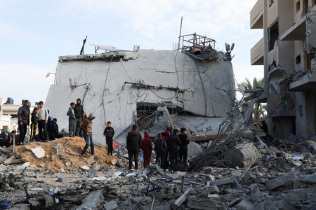 １６日、パレスチナ自治区ガザ南部ラファで、イスラエル軍の攻撃を受けた住宅（ロイター時事）