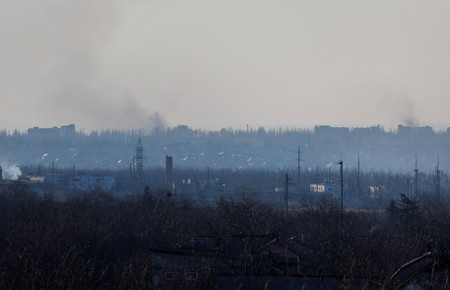１５日、ウクライナ東部アウディイウカから上がる煙（ロイター時事）