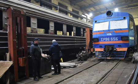ウクライナ鉄道の修理工場＝１月３０日、キーウ（キエフ）