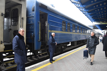 キーウ中央駅に到着したウクライナ鉄道の車両＝４日、キーウ（キエフ）