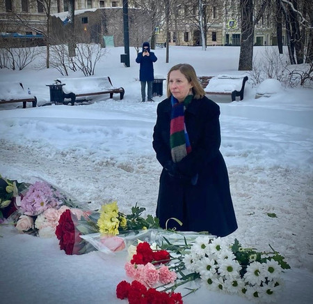 １８日、モスクワの政治犯追悼碑に献花するトレーシー駐ロシア米大使（在ロシア米大使館のＸ〈旧ツイッター〉より）