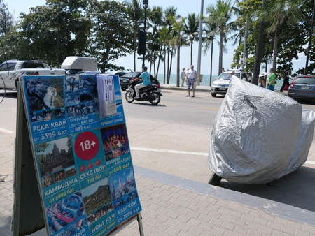 タイ東部パタヤのビーチ近くに置かれたロシア語の旅行代理店の看板＝８日
