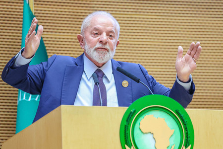 １７日、アディスアベバで開かれたアフリカ連合（ＡＵ）の会議で演説するブラジルのルラ大統領（ブラジル大統領府提供）（ＡＦＰ時事）