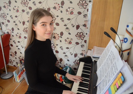 ホストファミリー宅でピアノを弾くインナ・カリニーナさん＝１月２０日、ベルリン