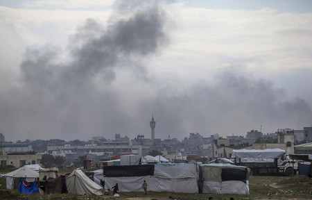 １８日、パレスチナ自治区ガザ南部ハンユニスで、イスラエル軍による空爆を受け、立ち上る煙（ＥＰＡ時事）