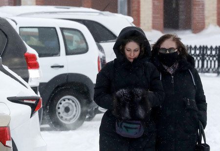 １９日、ロシア極北ヤマロ・ネネツ自治管区サレハルドで、弁護士らと当局を訪れた反体制派指導者ナワリヌイ氏の母リュドミラさん（右）（ＥＰＡ時事）