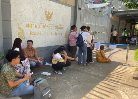 在ミャンマー・タイ大使館前に集まる人たち＝１６日、ヤンゴン（ＥＰＡ時事）
