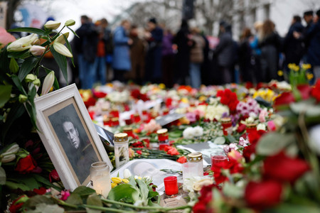 ナワリヌイ氏を追悼し、ドイツ・ベルリンにあるロシア大使館前に置かれた花やろうそく＝１８日（ＡＦＰ時事）