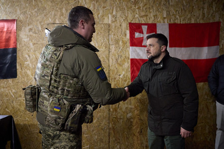 １９日、ウクライナ北東部ハリコフ州クピャンスクの前線を訪れ、兵士（左）を激励するゼレンスキー大統領＝大統領府提供（ＡＦＰ時事）