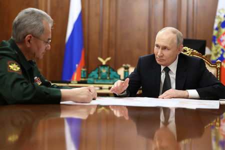 ２０日、モスクワでロシアのショイグ国防相（左）と面会するプーチン大統領（ＥＰＡ時事）