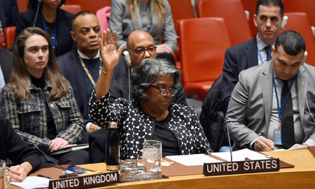 ２０日、ニューヨークで開かれたパレスチナ情勢を巡る国連安保理会合で、決議案への拒否権を行使するトーマスグリーンフィールド米国連大使（ＡＦＰ時事）