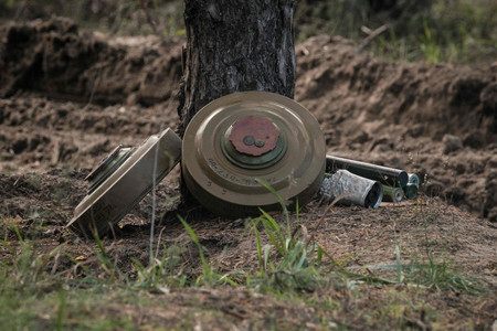 爆破処理するために集められた地雷などの爆発物＝２０２２年１０月、ウクライナ東部ドネツク州リマン近郊（ＡＦＰ時事）