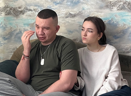 元ウクライナ軍工兵のウラジスラフ・イェシチェンコさん（左）と妻＝１０日、キーウ近郊