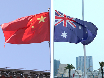 中国国旗（写真左）とオーストラリア国旗（ＡＦＰ時事）