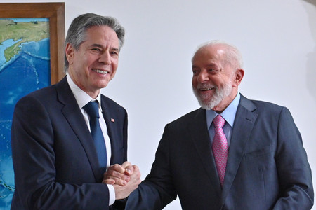 ２１日、ブラジリアでブリンケン米国務長官（左）を出迎えたブラジルのルラ大統領（ＥＰＡ時事）