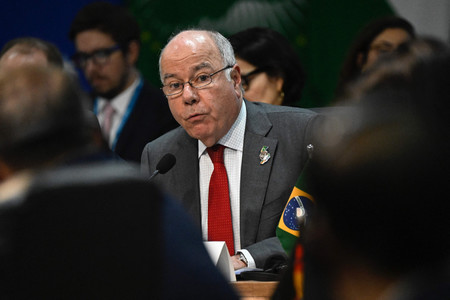 ２１日、ブラジル南東部リオデジャネイロで開かれた２０カ国・地域（Ｇ２０）外相会合で発言する同国のビエイラ外相（ＡＦＰ時事）