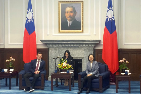 ２２日、台北で会談する米下院の中国共産党に関する特別委員会のギャラガー委員長（左）と台湾の蔡英文総統（ロイター時事）