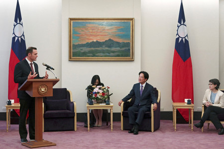 ２２日、台北の台湾総統府で米下院議員団と会談する頼清徳副総統（右から２人目）（ロイター時事）