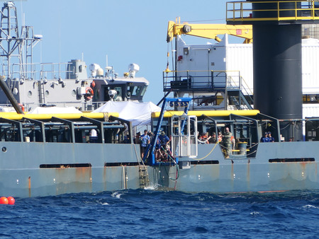 ２２日、タイ南部沖で、沈没した軍艦の潜水調査を行う米タイ両軍