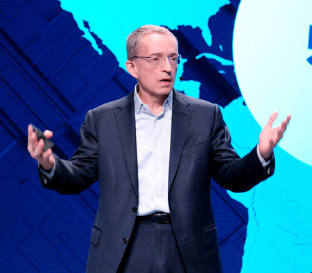 自社イベントで講演する米インテルのゲルシンガー最高経営責任者（ＣＥＯ）＝２１日、米カリフォルニア州サンノゼ
