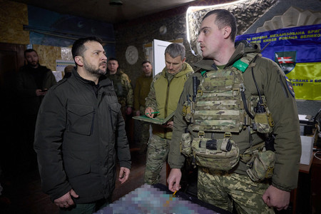 ウクライナ北東部ハリコフ州クピャンスク付近の前線を訪問するゼレンスキー大統領（手前左）＝大統領府が１９日提供（ＡＦＰ時事）