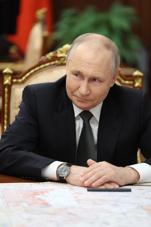 ２０日、モスクワのクレムリン（ロシア大統領府）で戦況報告を受けるプーチン大統領（ＥＰＡ時事）