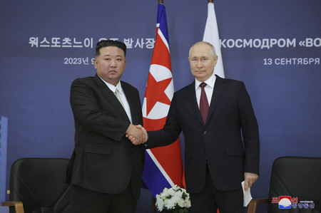 握手を交わす北朝鮮の金正恩朝鮮労働党総書記（左）とロシアのプーチン大統領＝２０２３年９月、同国極東ボストーチヌイ（ＡＦＰ時事）