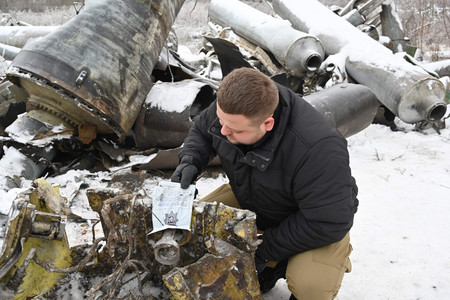 ミサイルの残骸を調べるウクライナの検察当局者＝１月６日、北東部ハリコフ（ＡＦＰ時事）