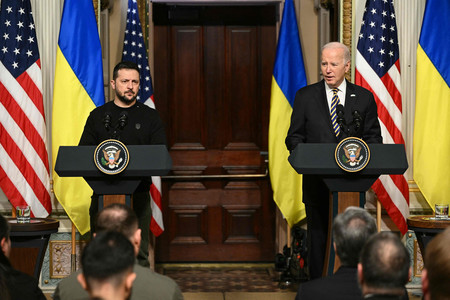 ウクライナのゼレンスキー大統領（左）とバイデン米大統領＝２０２３年１２月、ホワイトハウス（ＡＦＰ時事）