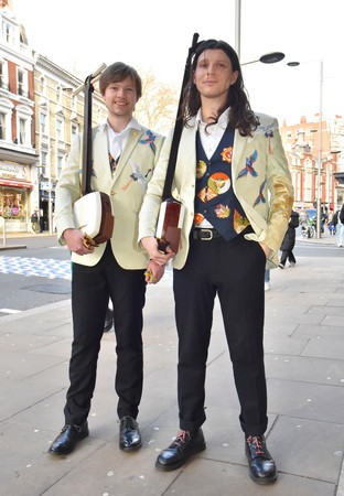 英国の津軽三味線デュオ「ＤＥＮＳＨＯＮＥＮ」のジョシュア・グリーンさん（右）とルーク・バーンズさん＝１９日、ロンドン